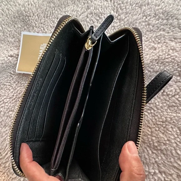 Michael Kors Women Black Wallet
Leather Wristlet Standard Size - Picture 5 of 8